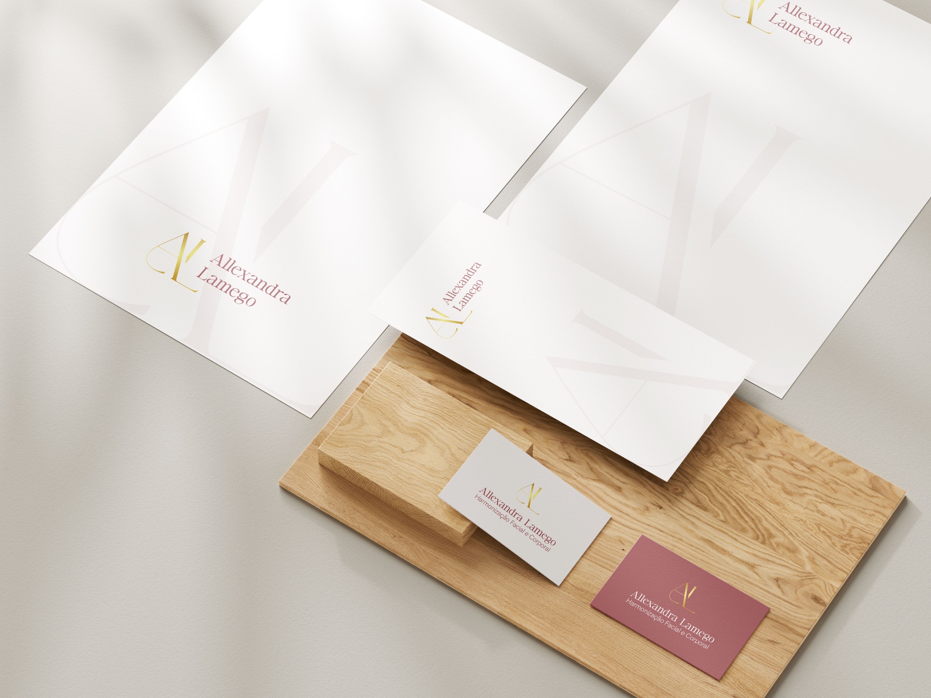 Mockup de papelaria — envelopes e cartões